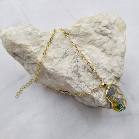 Dried Flower Gold Face Pendant Necklace
