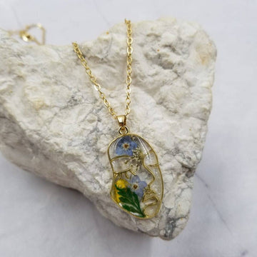 Dried Flower Gold Face Pendant Necklace